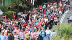 Marcha Setsuv por las calles de Xalapa; exigen aumento